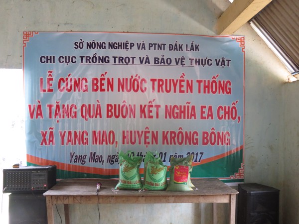 Chi cục trồng trọt và bảo vệ thực vật tổ chức lễ cúng bến nước truyền thống, tặng quà cho bà con đồng bào đón tết nguyên đán đinh dậu năm 2017